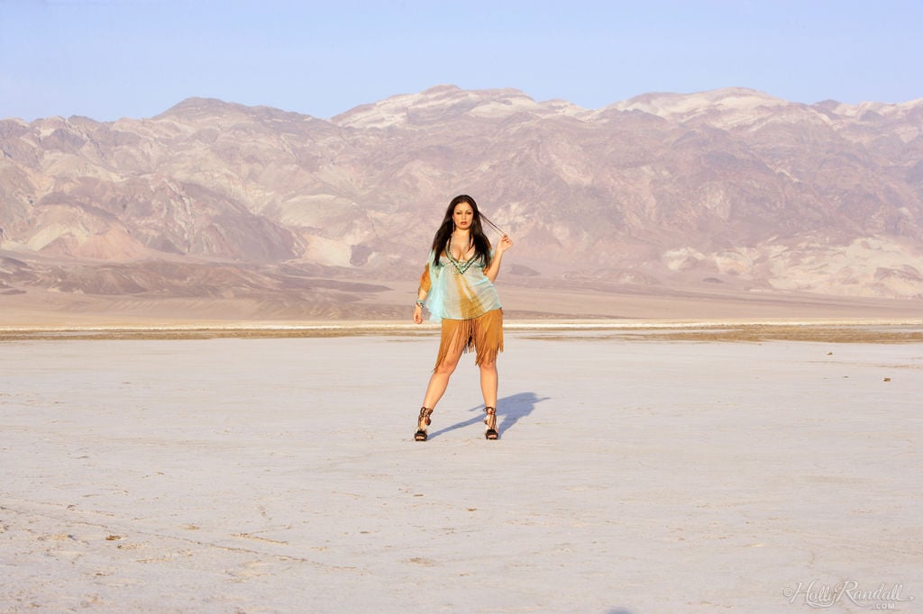 Aria Giovanni in Salt Flats photo 2 of 17